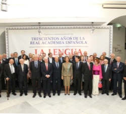 Su Majestad la Reina junto a las autoridades y académicos de la Real Academia Española presentes en la inauguración
